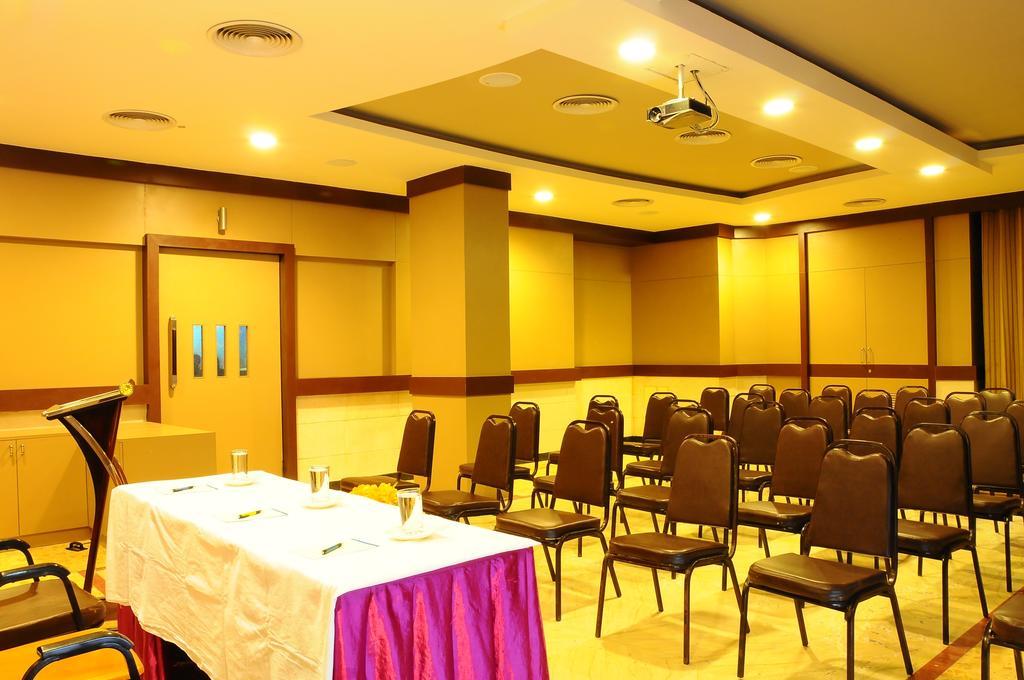 Femina Hotel Tiruchirappalli Exterior foto