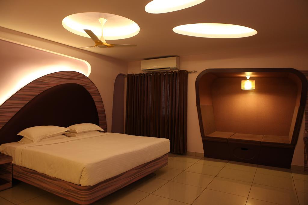 Femina Hotel Tiruchirappalli Exterior foto
