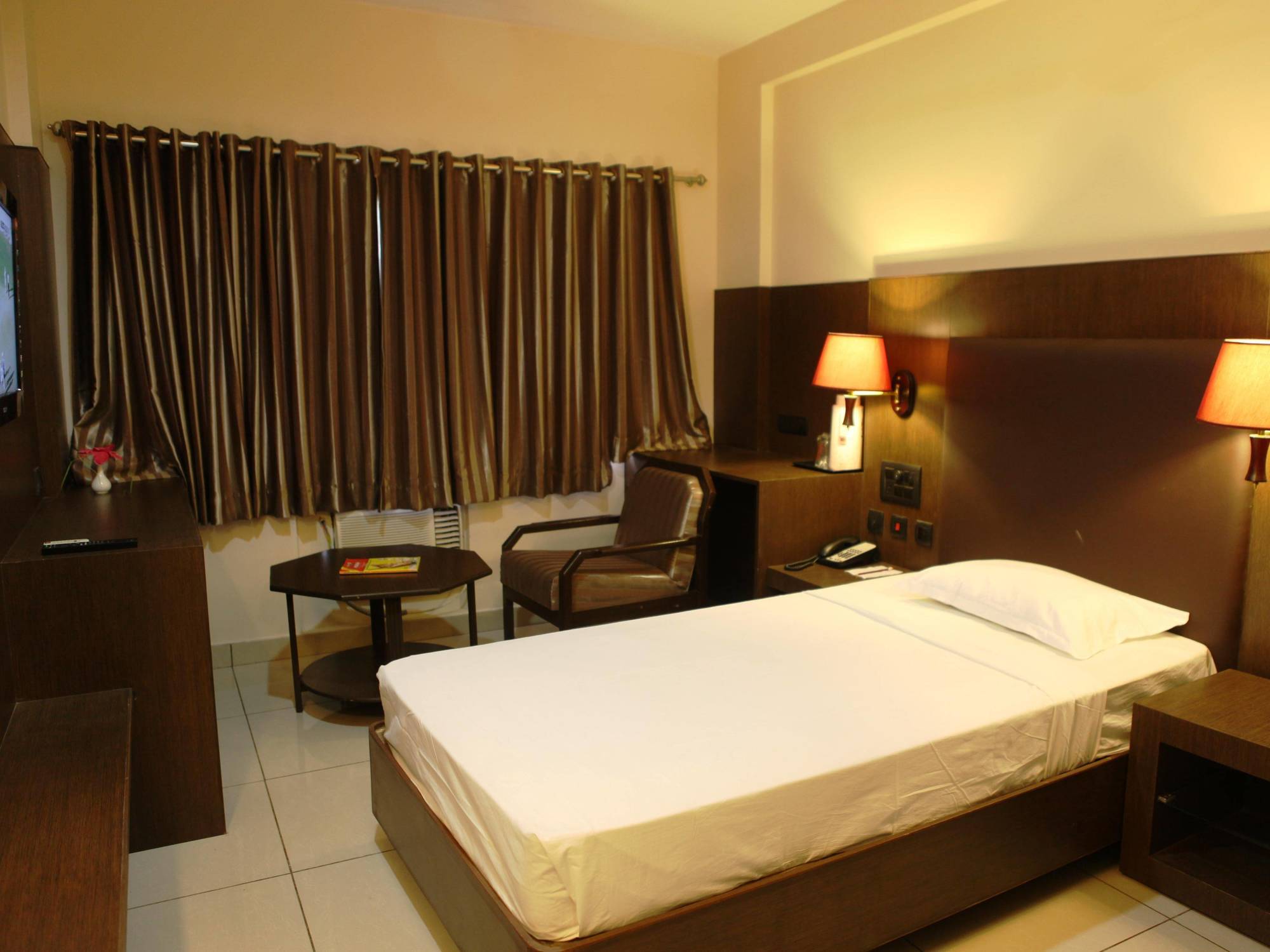 Femina Hotel Tiruchirappalli Exterior foto